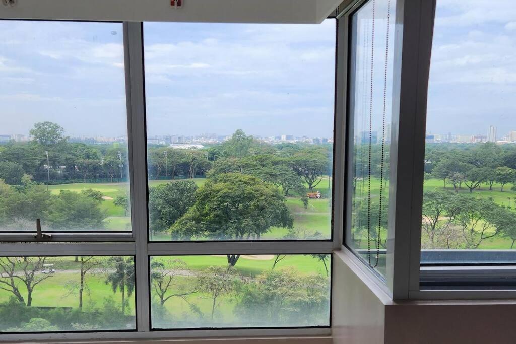 Enjoy Bgc Sunset And Golf Course View 2 Bedroom Loft With 100Mbps Internet Connection Manila Exterior photo