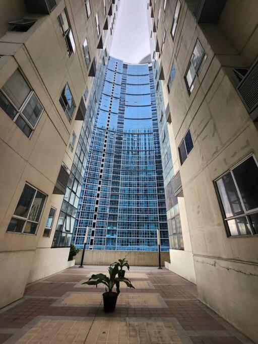 Enjoy Bgc Sunset And Golf Course View 2 Bedroom Loft With 100Mbps Internet Connection Manila Exterior photo