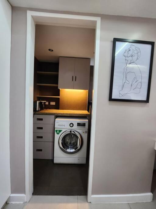Enjoy Bgc Sunset And Golf Course View 2 Bedroom Loft With 100Mbps Internet Connection Manila Exterior photo