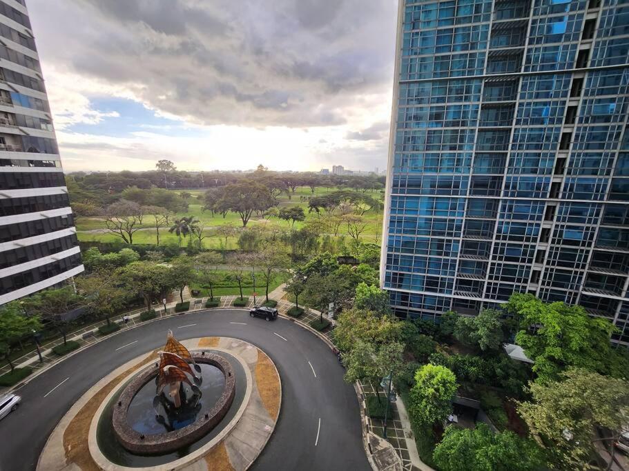 Enjoy Bgc Sunset And Golf Course View 2 Bedroom Loft With 100Mbps Internet Connection Manila Exterior photo