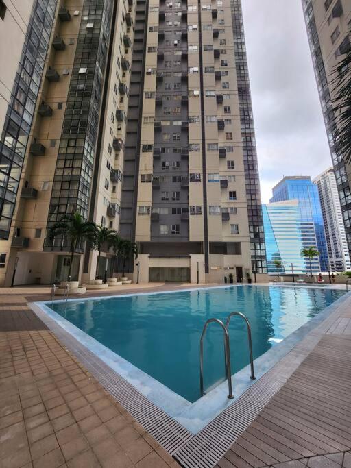 Enjoy Bgc Sunset And Golf Course View 2 Bedroom Loft With 100Mbps Internet Connection Manila Exterior photo
